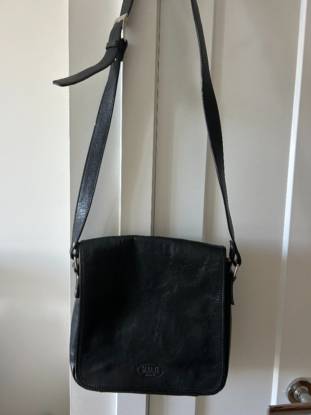 Classic black leather Messeger bag with adjustable strap